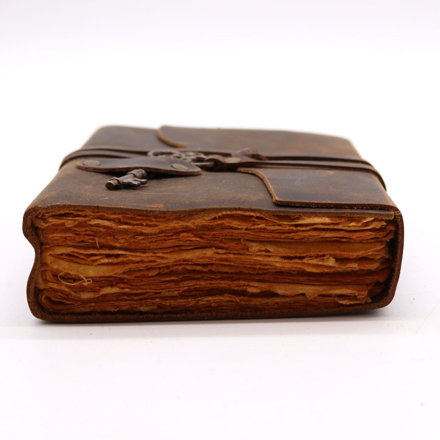 Libreta de piel oscura y llave - journaling