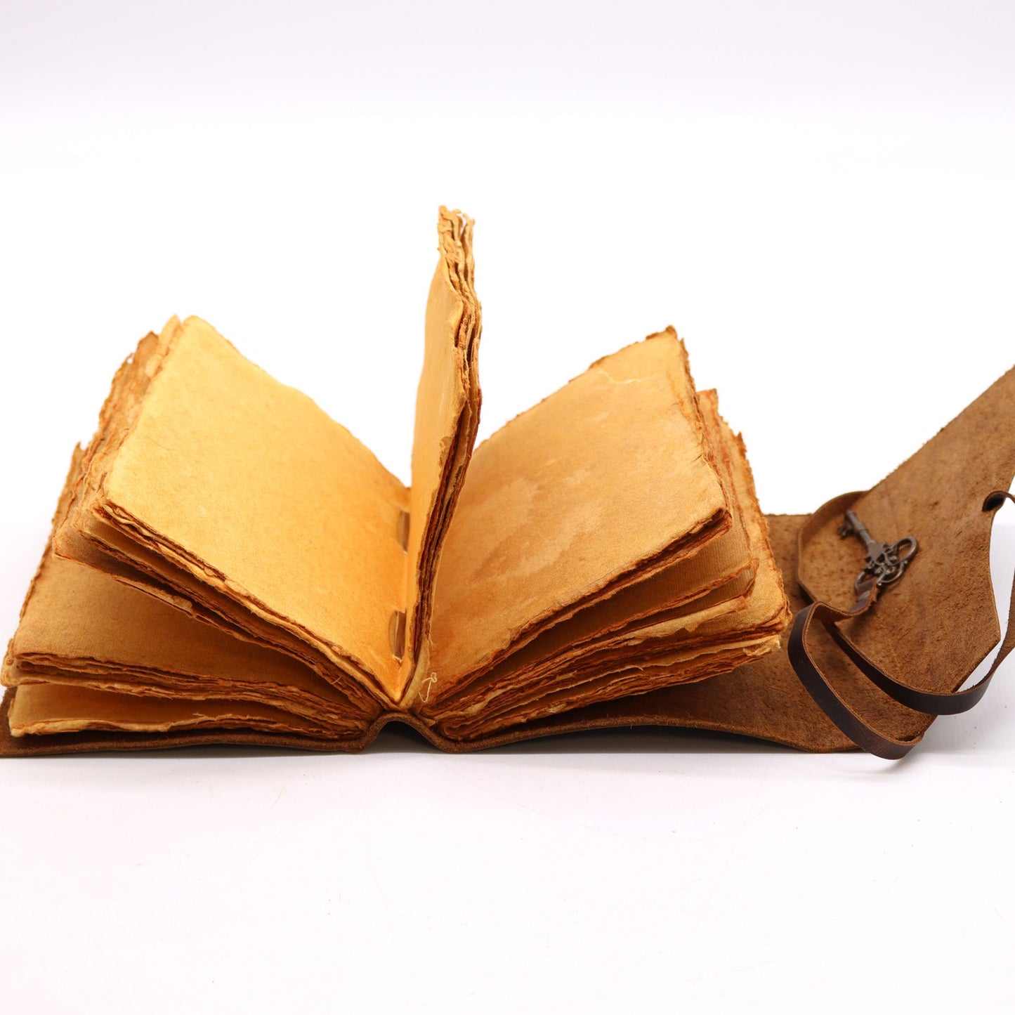 Libreta de piel oscura y llave - journaling