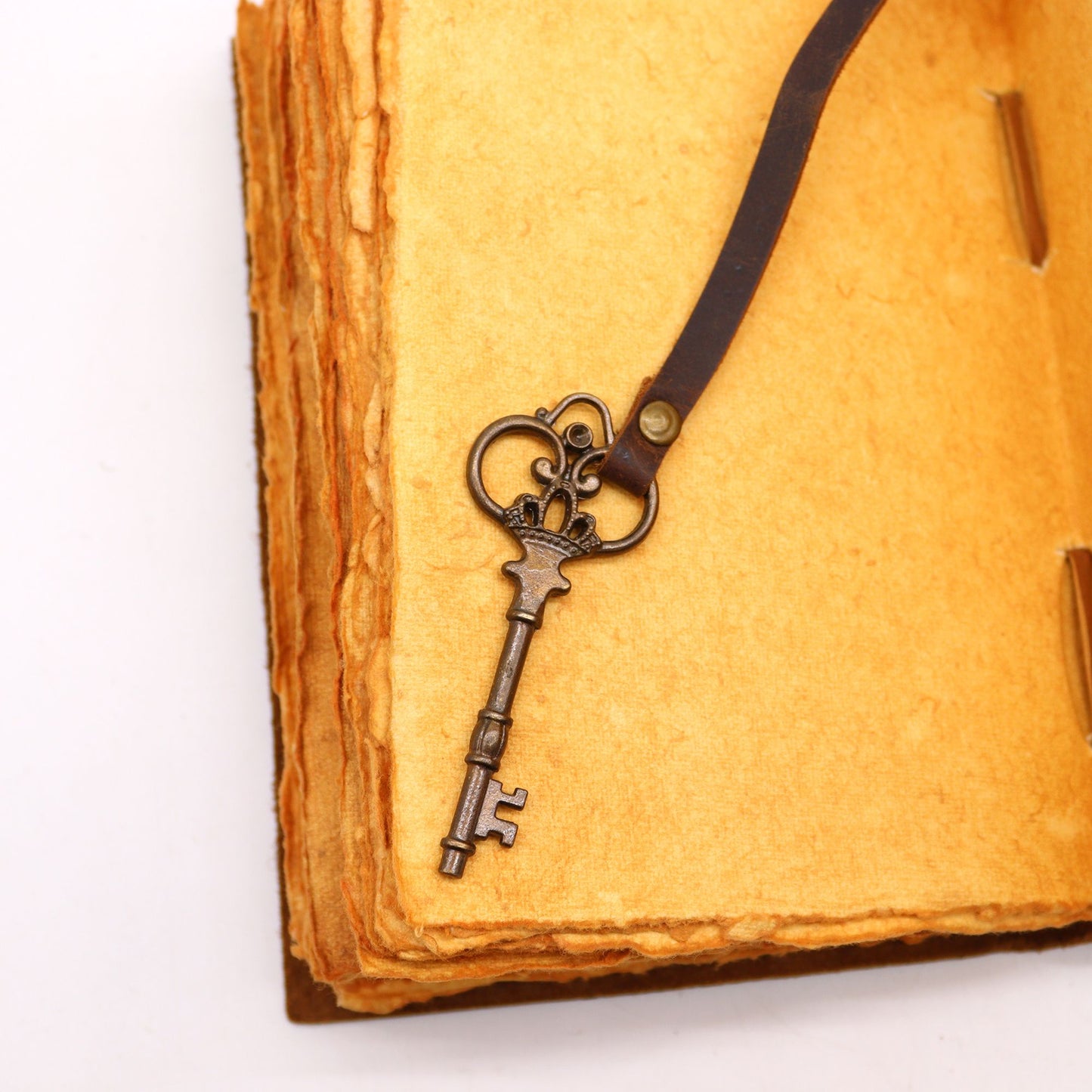 Libreta de piel oscura y llave - journaling