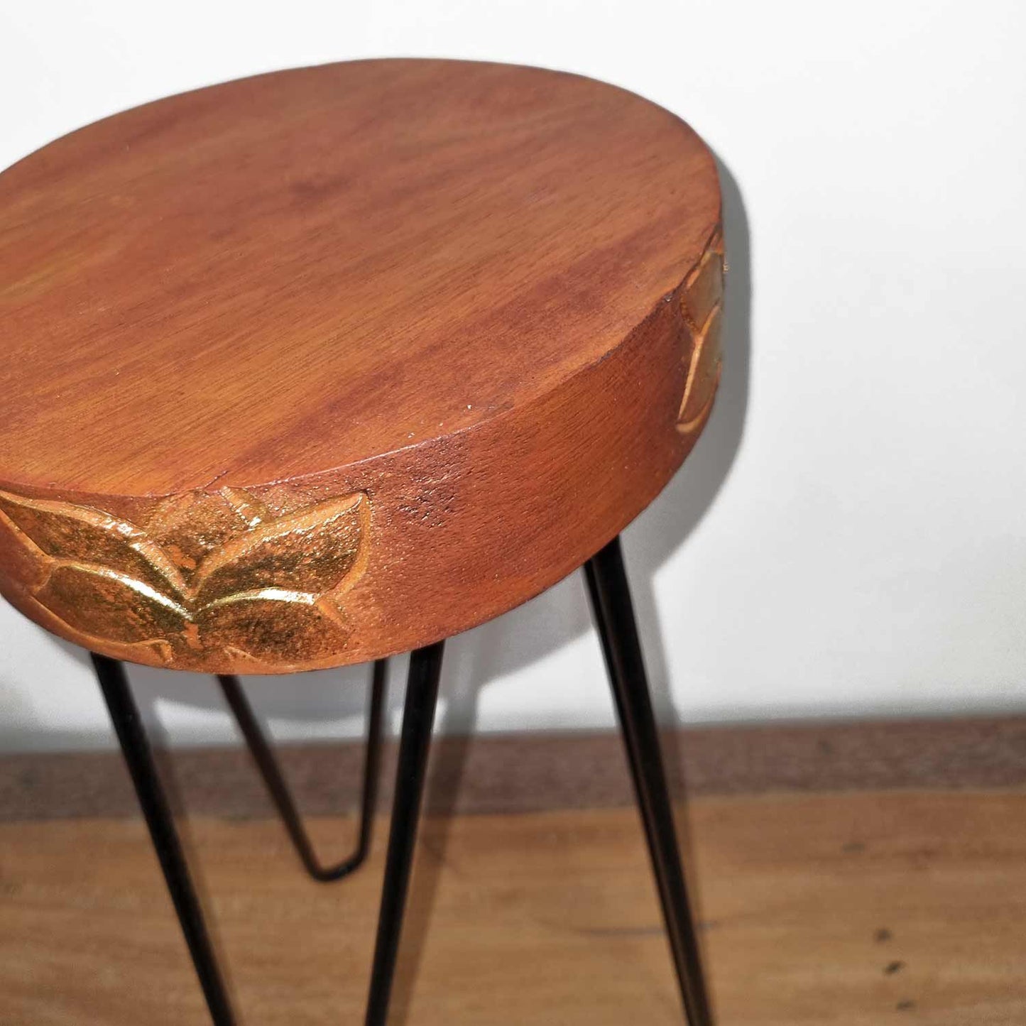 Soporte de madera- Terracota y detalle negro