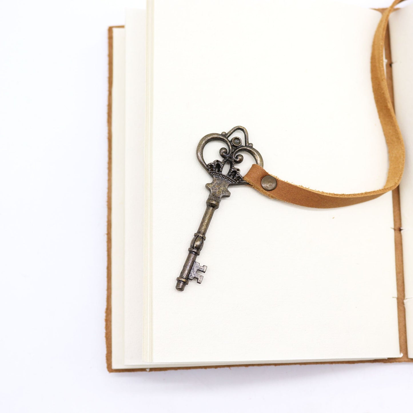 Libreta de piel clara y llave - journaling
