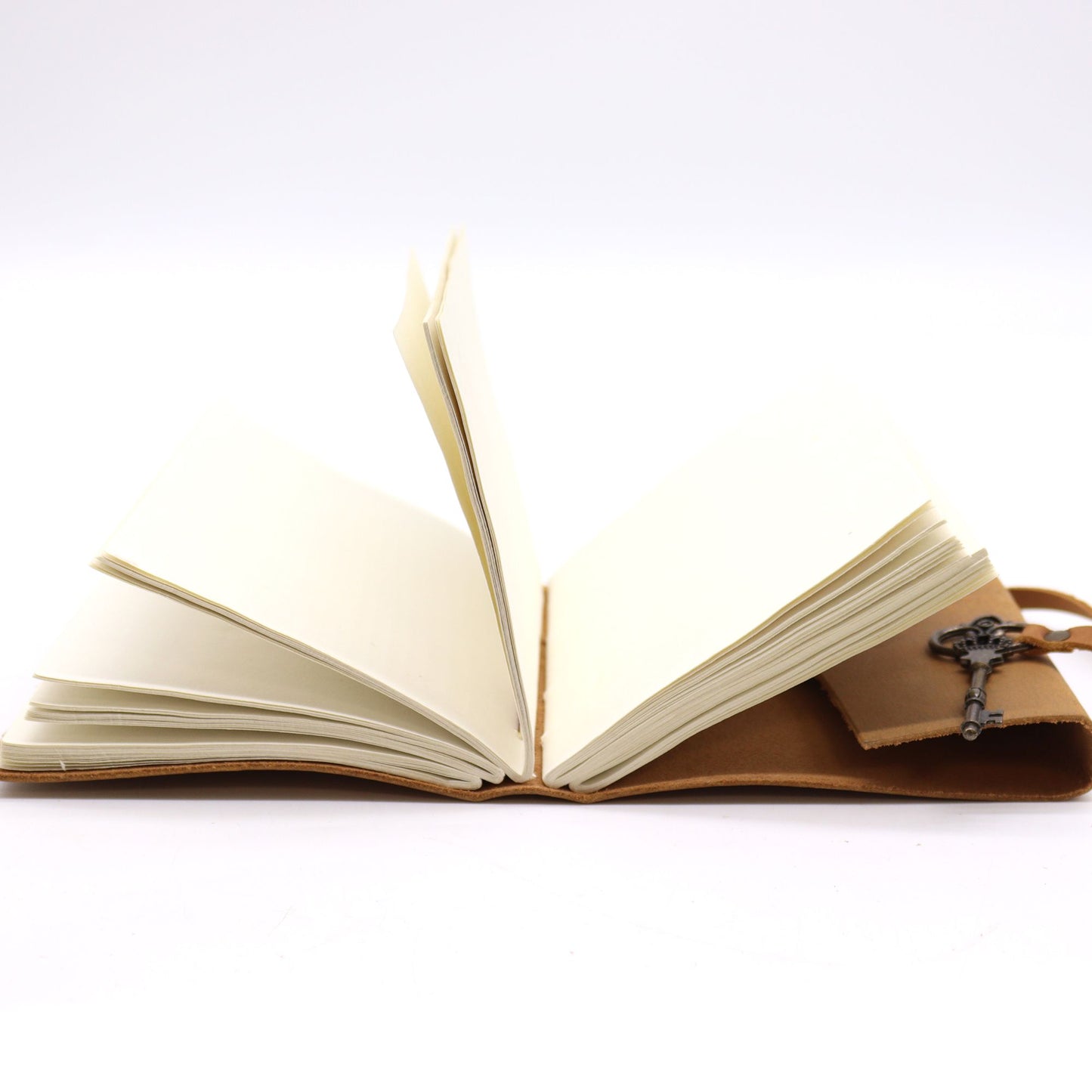 Libreta de piel clara y llave - journaling