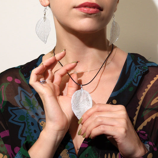 Collar hoja de color Plata